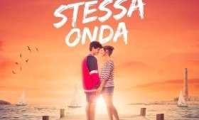 Στο Ίδιο Κύμα / Caught by a Wave / Sulla Stessa Onda (2021)